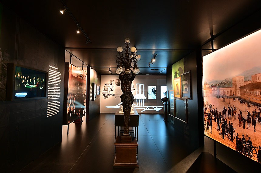 A exposição está ambientada numa caixa cenográfica de aproximadamente 200m2 e é dividida em quatro eixos temáticos: Império, República, Ditadura e Redemocratização. Cada eixo oferece uma visão detalhada dos debates, decisões e personalidades que foram fundamentais na construção da nação.