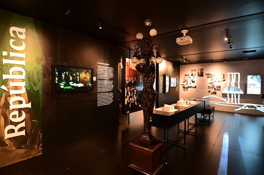 A exposição está ambientada numa caixa cenográfica de aproximadamente 200m2 e é dividida em quatro eixos temáticos: Império, República, Ditadura e Redemocratização. Cada eixo oferece uma visão detalhada dos debates, decisões e personalidades que foram fundamentais na construção da nação.
