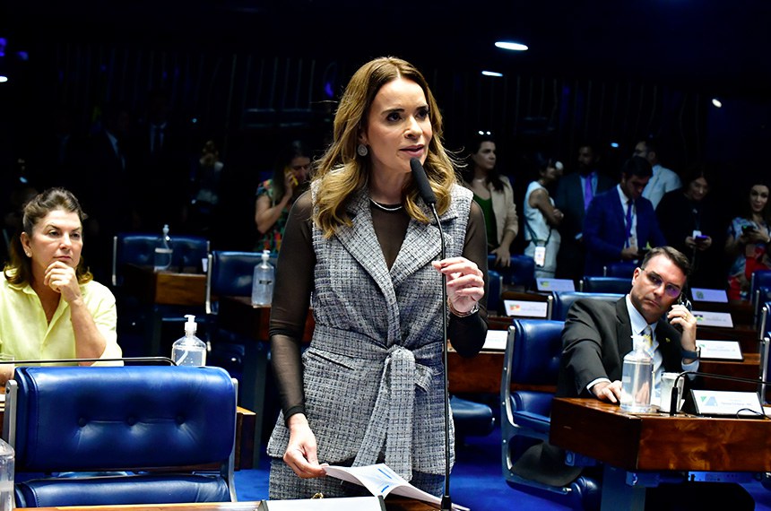 À bancada, em pronunciamento, senadora Daniella Ribeiro (PSD-PB).