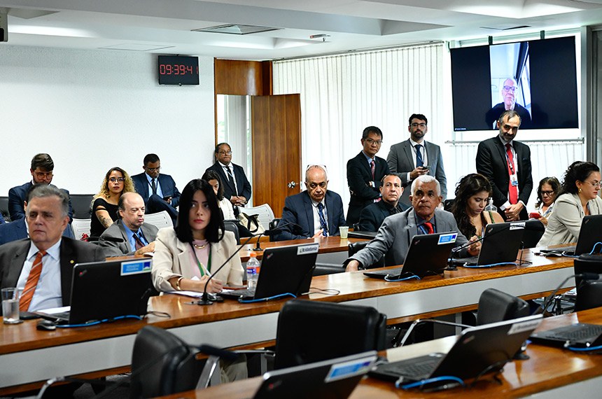 Em pronunciamento, via videoconferência, senador Fabiano Contarato (PT-ES).