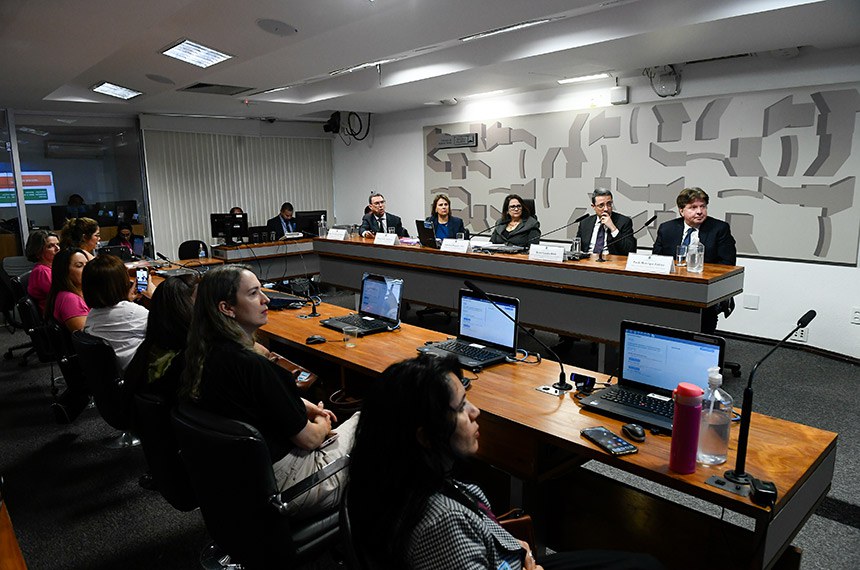 Mesa: 
membro do Conselho Científico da Associação dos Portadores de Linfangioleiomiomatose do Brasil (Alambra), Júlio César Abreu de Oliveira;
vice-presidente da Associação dos Portadores de Linfangioleiomiomatose do Brasil (Alambra), Maria Clara Castellões de Oliveira; 
presidente eventual da CAS, senadora Damares Alves (Republicanos-DF);
médico pneumologista responsável pelo Centro de Referência em Pesquisa e Tratamento da LAM/Clínica da LAM, Bruno Guedes Baldi; 
médico do Centro de Tratamento da LAM de Brasília, Paulo Henrique Feitosa.