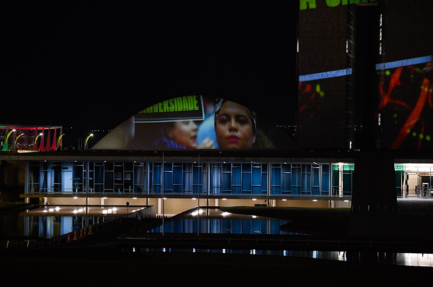 Concebido como parte das comemorações dos 200 anos do Senado, o filme narra a trajetória de três mulheres negras (Antônia Faleiros, Luana Xavier e Angélica Silva) que têm suas vidas impactadas por uma série de episódios da conquista de direitos no Brasil. A estreia está prevista para novembro.