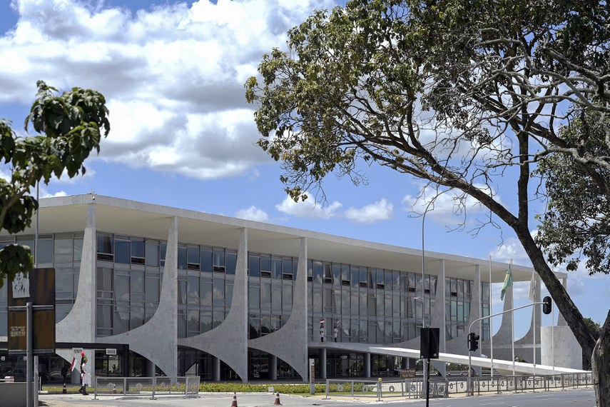 Concebido pelo arquiteto Oscar Niemeyer com projeto estrutural do engenheiro Joaquim Cardozo, é a sede do poder executivo do Governo Federal brasileiro. Localizado na Praça dos Três Poderes em Brasília, o Palácio do Planalto faz parte do projeto do Plano Piloto e foi um dos primeiros edifícios construídos na capital.