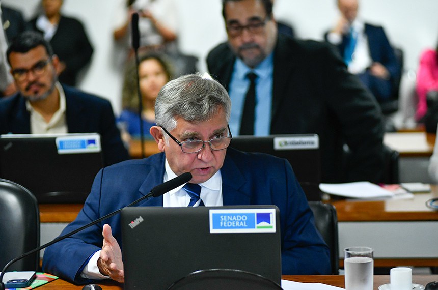 Em pronunciamento, à bancada, senador Izalci Lucas (PL-DF).