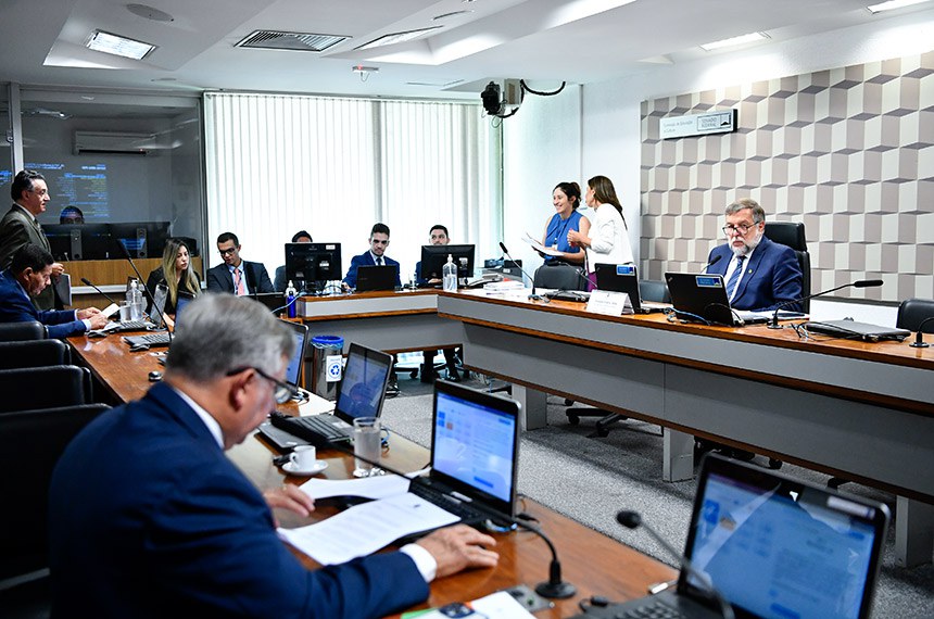 Bancada:
senador Izalci Lucas (PL-DF), em pronunciamento; 
senador Hamilton Mourão (Republicanos-RS).