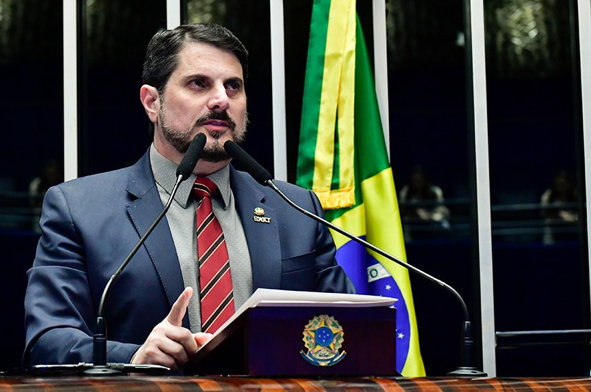 À tribuna, em discurso, senador Marcos do Val (Podemos-ES). 