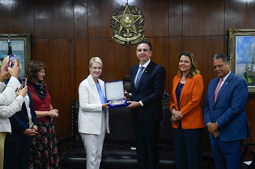 Manuela assina livro de visita de autoridades, ao lado de Pacheco e na presença de Leila, presidente da CMA - Foto: Marcos Oliveira/Agência Senado