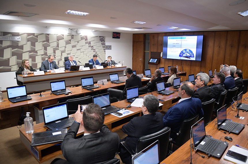 Mesa: 
doutora em Direito, professora e auditora fiscal da Secretaria Especial da Receita Federal do Brasil (SRFB), Liziane Angelotti Meira; 
diretor-presidente da Empresa Gerencial de Projetos Navais (Emgepron), vice-almirante Amaury Calheiros Boite Júnior; 
presidente eventual da CAE, senador Izalci Lucas (PL-DF); 
secretário-executivo do Conselho da Zonas de Processamento de Exportação (CZPE) do Ministério do Desenvolvimento, Indústria, Comércio e Serviços (MDIC), Fábio Pucci Martins; 
coordenador-geral da Secretaria de Comércio Exterior do Ministério do Desenvolvimento, Indústria, Comércio e Serviços (MDIC), Marcelo Reis.