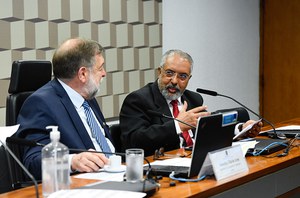 Mesa: 
presidente da CE, senador Flávio Arns (PSB-PR); 
relator do PL 4517/2023, senador Paulo Paim (PT-RS), em pronunciamento.