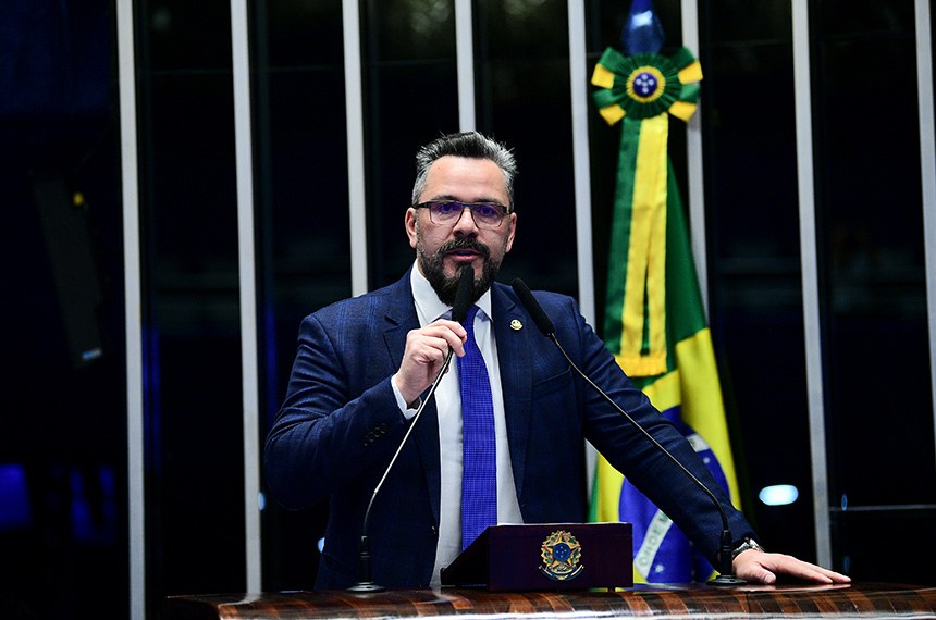 À tribuna, em discurso, senador Alan Rick (União-AC). 