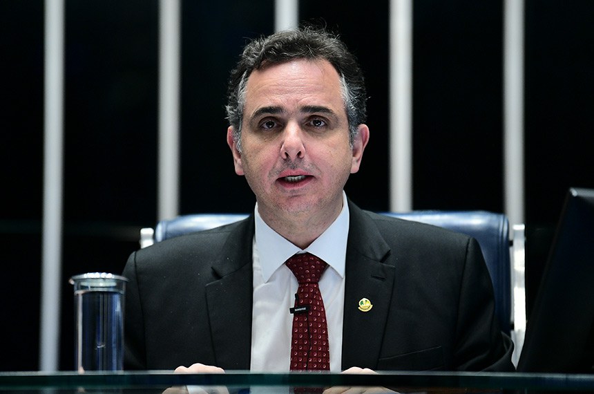 Mesa: 
presidente do Senado Federal, senador Rodrigo Pacheco (PSD-MG), conduz sessão.