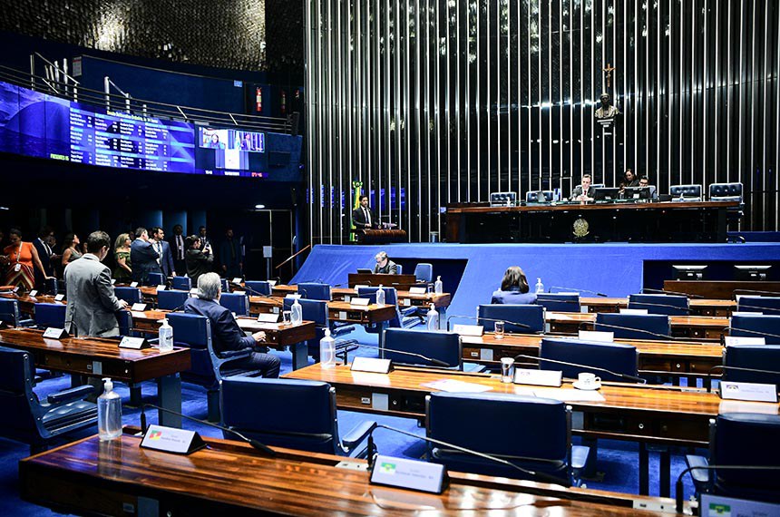 Em discurso, à tribuna, senador Rodrigo Cunha (Podemos-AL).