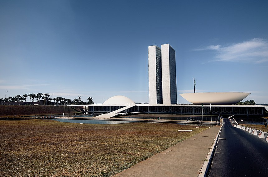 Sede das duas Casas do Poder Legislativo e um dos mais famosos cartões postais do Brasil, o Palácio do Congresso Nacional é composto por duas cúpulas e duas torres de 28 andares, que abrigam a Câmara dos Deputados e o Senado Federal