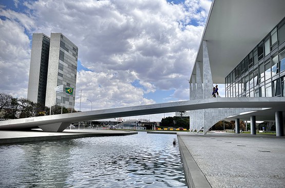 Sede das duas Casas do Poder Legislativo e um dos mais famosos cartões postais do Brasil, o Palácio do Congresso Nacional é composto por duas cúpulas e duas torres de 28 andares, que abrigam a Câmara dos Deputados e o Senado Federal.