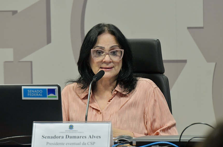 À mesa, presidente eventual da CSP, senadora Damares Alves (Republicanos-DF), conduz audiência.