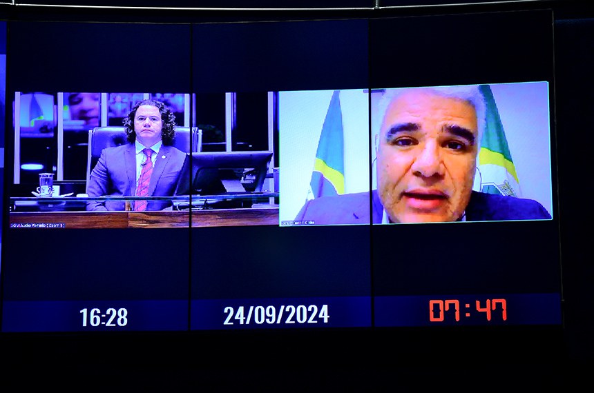 Painel exibe senador Eduardo Girão (Novo-CE) em pronunciamento via videoconferência.