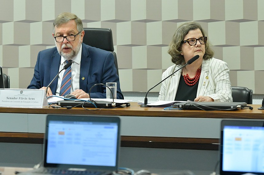 Mesa: 
presidente da CE, senador Flávio Arns (PSB-PR); 
relatora do PL 3.905/2021, senadora Teresa Leitão (PT-PE).