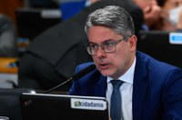 À bancada, em pronunciamento, senador Alessandro Vieira (MDB-SE).