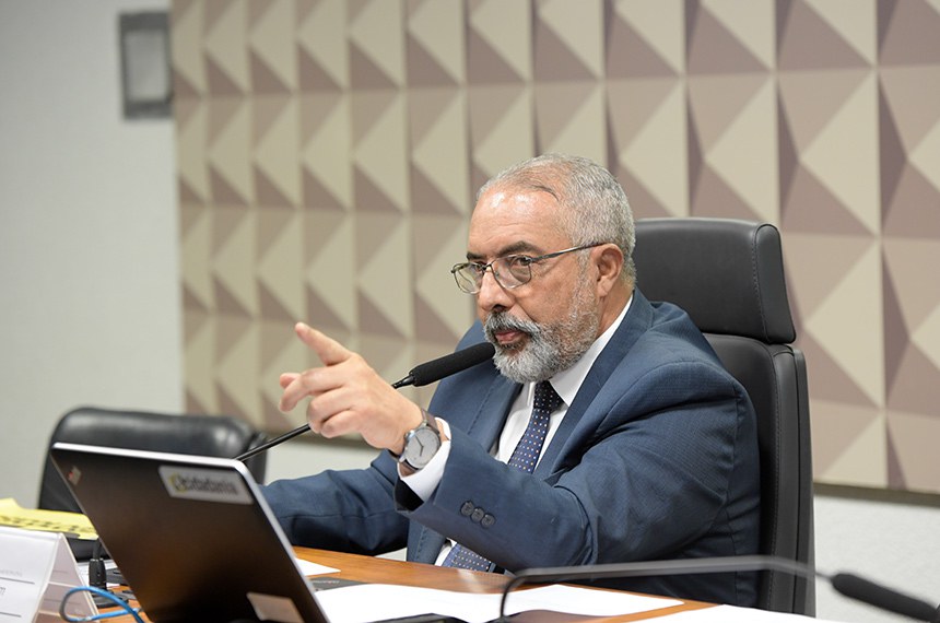 À mesa, presidente da CDH, senador Paulo Paim (PT-RS), conduz reunião.