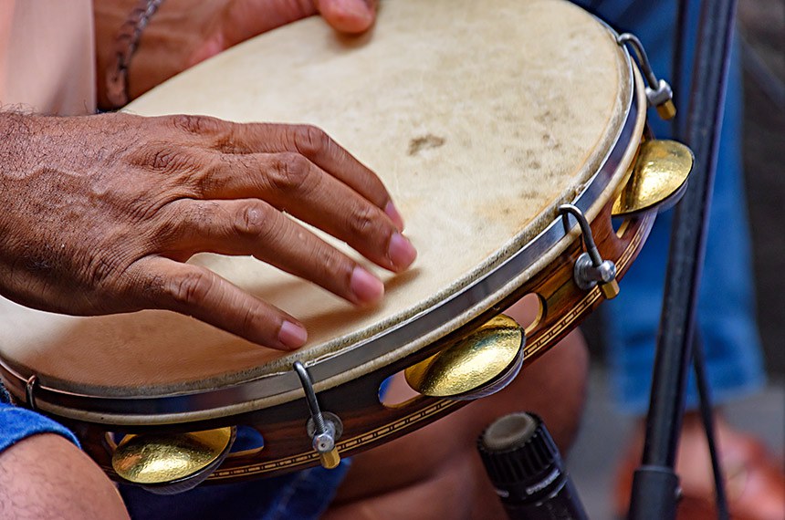 Musico toca tamborim em Samba no Rio de Janeiro.