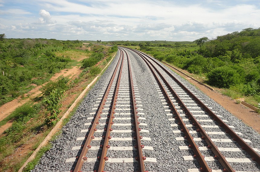 A Ferrovia Nova Transnordestina é uma ferrovia brasileira, em bitola mista, projetada para ligar o Porto de Pecém, no Ceará, ao Porto de Suape, em Pernambuco, além do cerrado do Piauí, no município de Eliseu Martins, com extensão total de 1.753 km. No futuro se conectará com a ferrovia Norte-Sul em Porto Franco. Wikipédia.