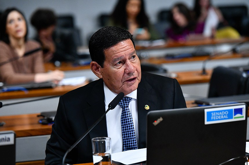 Em pronunciamento, à bancada, senador Hamilton Mourão (Republicanos-RS).