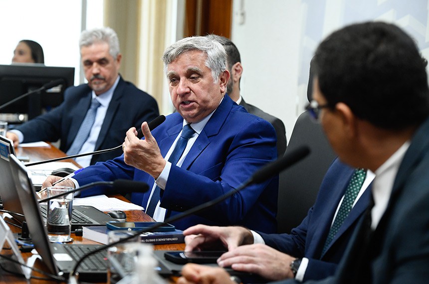 Mesa:
representante da Confederação das Associações Comerciais e Empresariais do Brasil (CACB), José Clovis Cabrera;
coordenador do Núcleo de Assessoria Legislativa, Edgard Vicente Fernandes Júnior;
presidente eventual da CAE, senador Izalci Lucas (PL-DF);
presidente da Associação Nacional de Fabricantes de Produtos Eletroeletrônicos (Eletros), José Jorge do Nascimento Júnior;
auditor fiscal da Receita Federal do Brasil, Roni Peterson Brito.