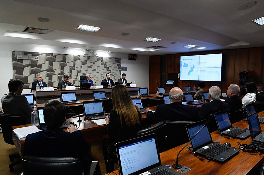 Mesa:
representante da Confederação das Associações Comerciais e Empresariais do Brasil (CACB), José Clovis Cabrera;
coordenador do Núcleo de Assessoria Legislativa, Edgard Vicente Fernandes Júnior;
presidente eventual da CAE, senador Izalci Lucas (PL-DF);
presidente da Associação Nacional de Fabricantes de Produtos Eletroeletrônicos (Eletros), José Jorge do Nascimento Júnior;
auditor fiscal da Receita Federal do Brasil, Roni Peterson Brito.