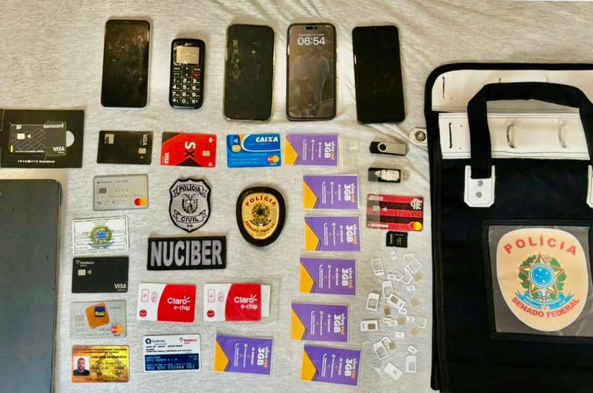 Cumprimento de mandado resultou na busca e apreensão de celulares, chips e pen drives usados pelos suspeitos - Foto: Polícia do Senado