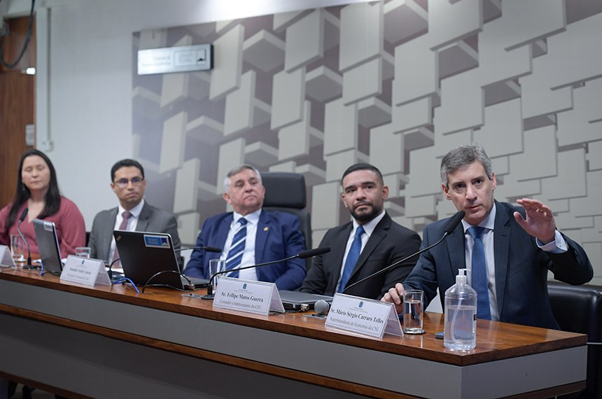 Mesa:
assessora Jurídica da Federação do Comércio de Bens, Serviços e Turismo de São Paulo (Fecomércio-SP), Sarina Sasaki Manata;
auditor fiscal da Receita Federal do Brasil, Roni Peterson Brito;
presidente eventual da CAE, senador Izalci Lucas (PL-DF);
contador e representante do Conselho Federal de Contabilidade (CFC), Fellipe Matos Guerra;
superintendente de Economia da Confederação Nacional da Indústria (CNI), Mário Sérgio Carraro Telles, em pronunciamento.