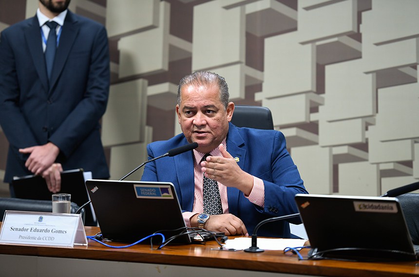 Mesa: 
presidente da CCDD, senador Eduardo Gomes (PL-TO).