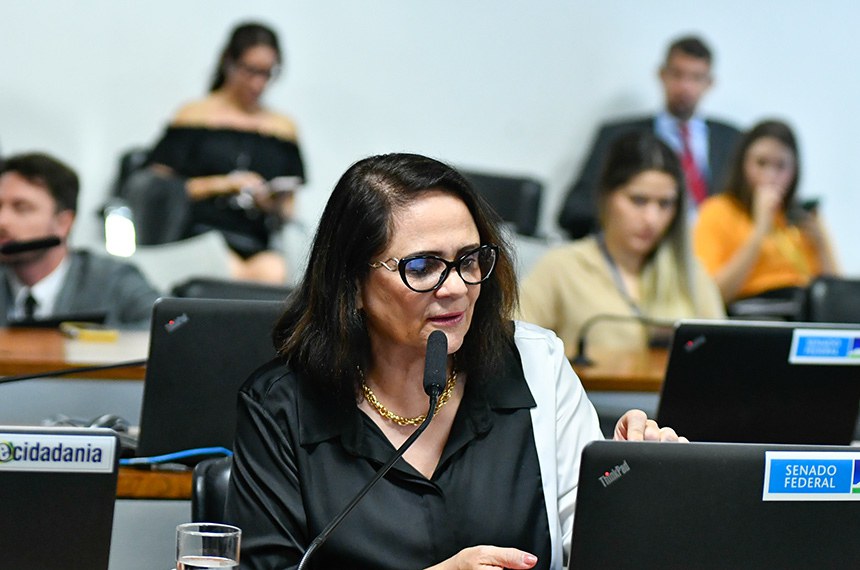 Em pronunciamento, à bancada, senadora Damares Alves (Republicanos-DF).