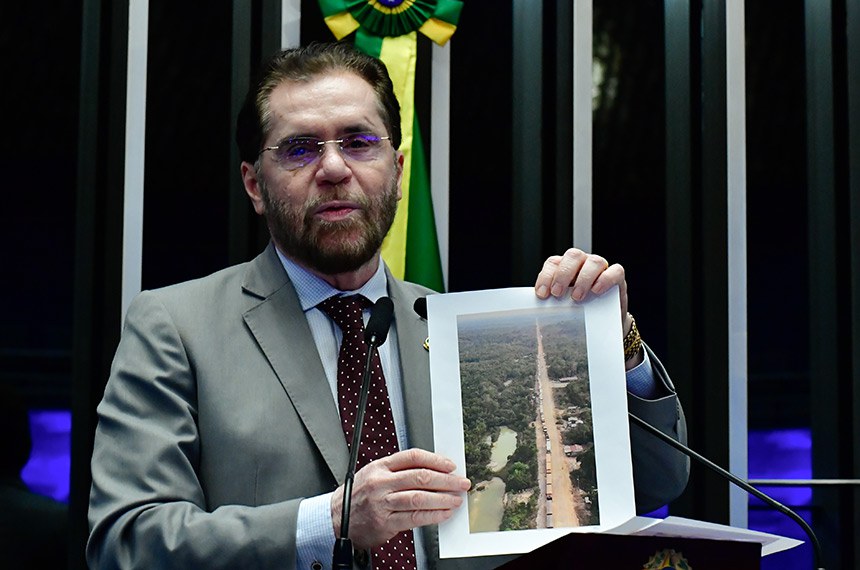 Em discurso, à tribuna, senador Plínio Valério (PSDB-AM).