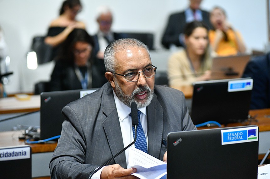 Em pronunciamento, à bancada, senador Paulo Paim (PT-RS).