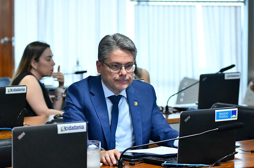 Em pronunciamento, à bancada, senador Alessandro Vieira (MDB-SE).