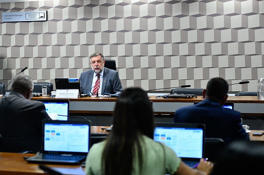 Mesa: 
presidente da CE, senador Flávio Arns (PSB-PR), conduz reunião.