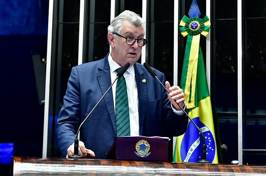 À tribuna, em discurso, senador Luis Carlos Heinze (PP-RS). 