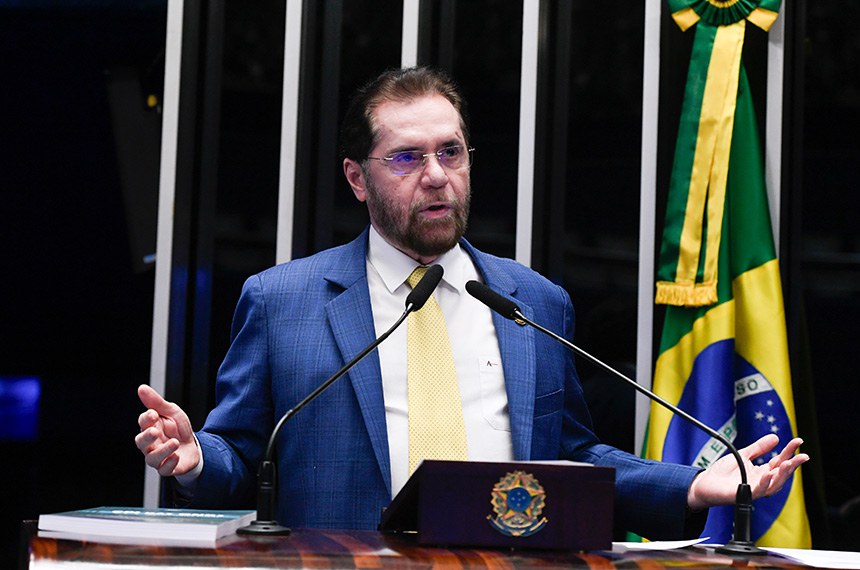 Em discurso, à tribuna, senador Plínio Valério (PSDB-AM).