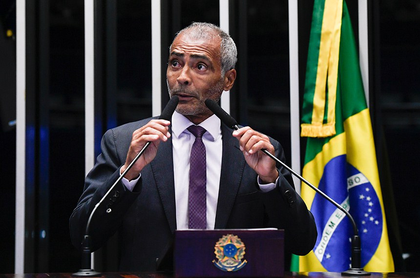 Em discurso, à tribuna, senador Romário (PL-RJ).