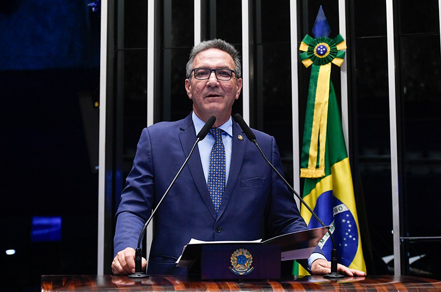 Em discurso, à tribuna, senador Lucas Barreto (PSD-AP).