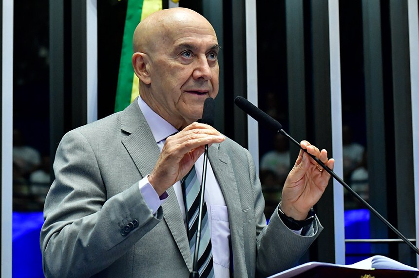 Em discurso, à tribuna, senador Confúcio Moura (MDB-RO).