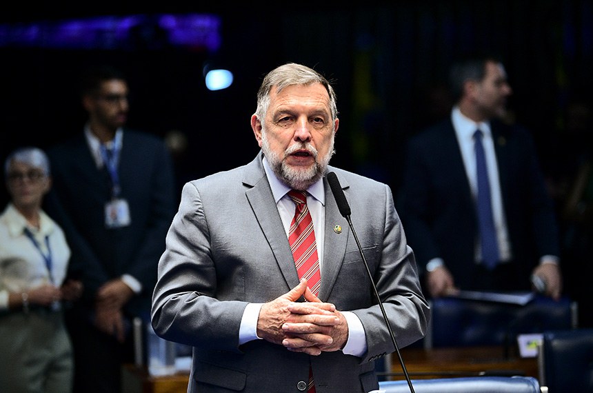 Em pronunciamento, à bancada,  senador Flávio Arns (PSB-PR).