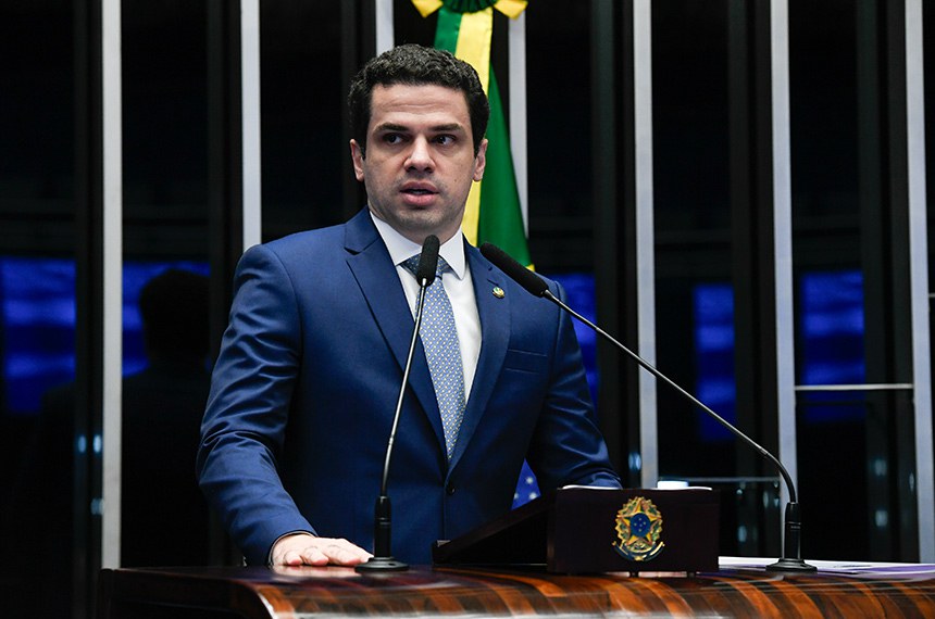 À tribuna, em discurso, senador Castellar Neto (PP-MG). 