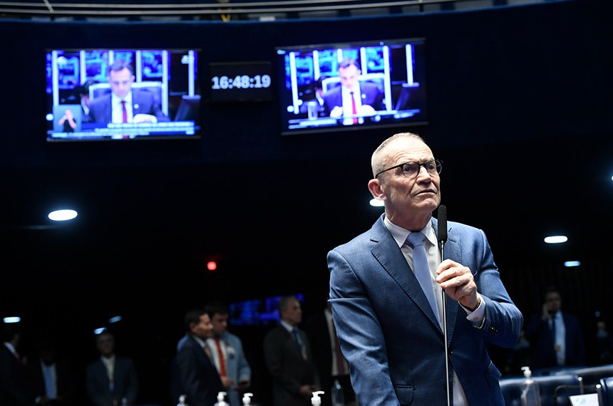 Em pronunciamento, à bancada, senador Fabiano Contarato (PT-ES).