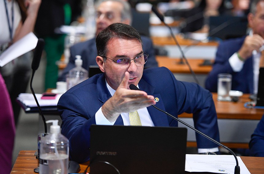 Em pronunciamento, à bancada, senador Flávio Bolsonaro (PL-RJ).