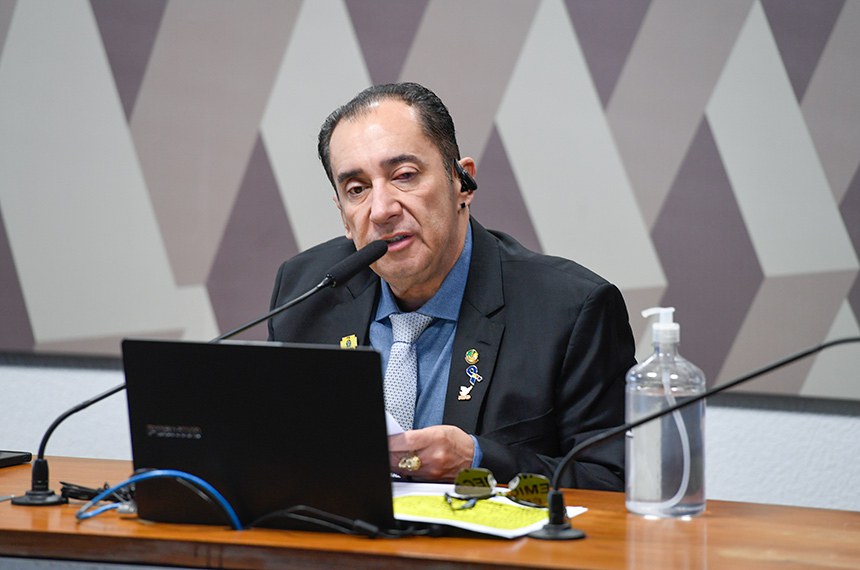 À mesa, senador Jorge Kajuru (PSB-GO), conduz reunião. 