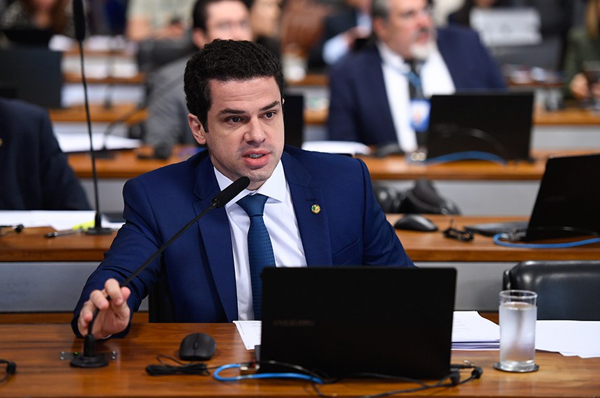 Em pronunciamento, à bancada, senador Castellar Neto (PP-MG).