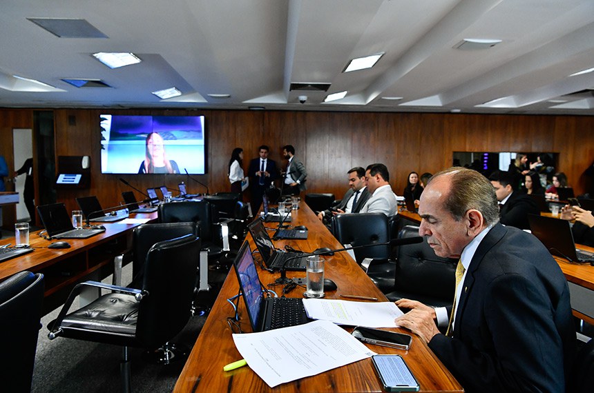 Autor da PEC, Marcelo Castro (à dir.) argumenta que ensino brasileiro ainda está defasado na educação inclusiva - Foto: Geraldo Magela/Agência Senado