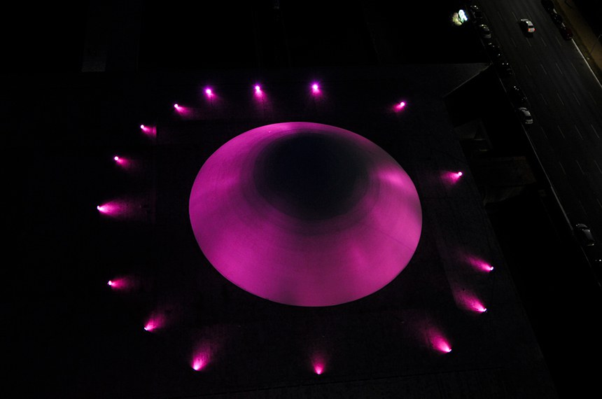 Recebem a iluminação especial edifícios da Esplanada dos Ministérios e da Praça dos Três Poderes, inclusive o prédio do Senado.