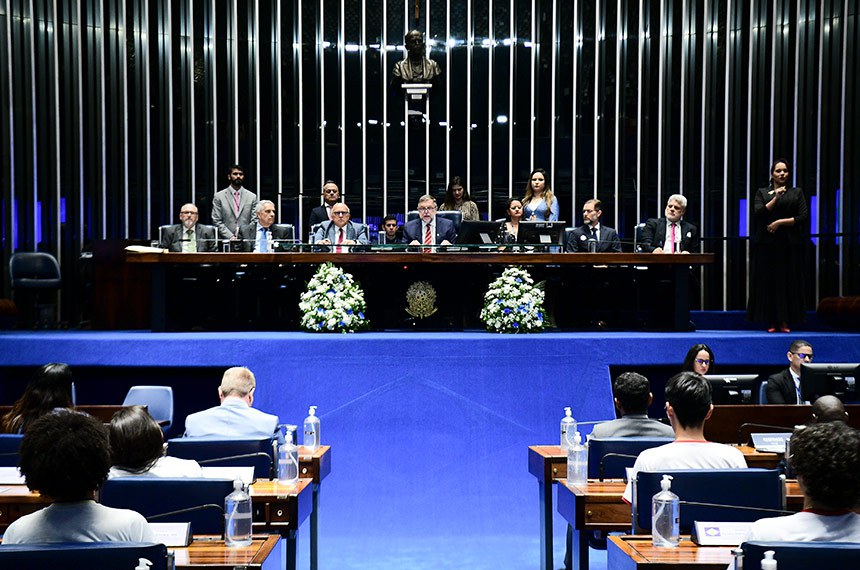 Mesa: 
diretor-adjunto da Confederação Nacional dos Estabelecimentos de Ensino, João Luiz Cesarino da Rosa;
terceiro vice-presidente da Confederação Nacional dos Estabelecimentos de Ensino, José Ricardo Dias Diniz;
presidente da Confederação Nacional dos Estabelecimentos de Ensino, Paulino Delmar Rodrigues Pereira;
presidente desta sessão, senador Flávio Arns (PSB-PR); 
secretária desta sessão;
segundo vice-presidente da Confederação Nacional dos Estabelecimentos de Ensino, José Sebastião dos Santos Filho;
diretor-tesoureiro da Confederação Nacional dos Estabelecimentos de Ensino, Cláudio Vinícius Dornas.